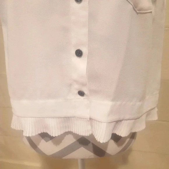 CAbi Style #3439 Pleated Hem Sleeveless Blouse Top Size XS White Button Up - Picture 3 of 10